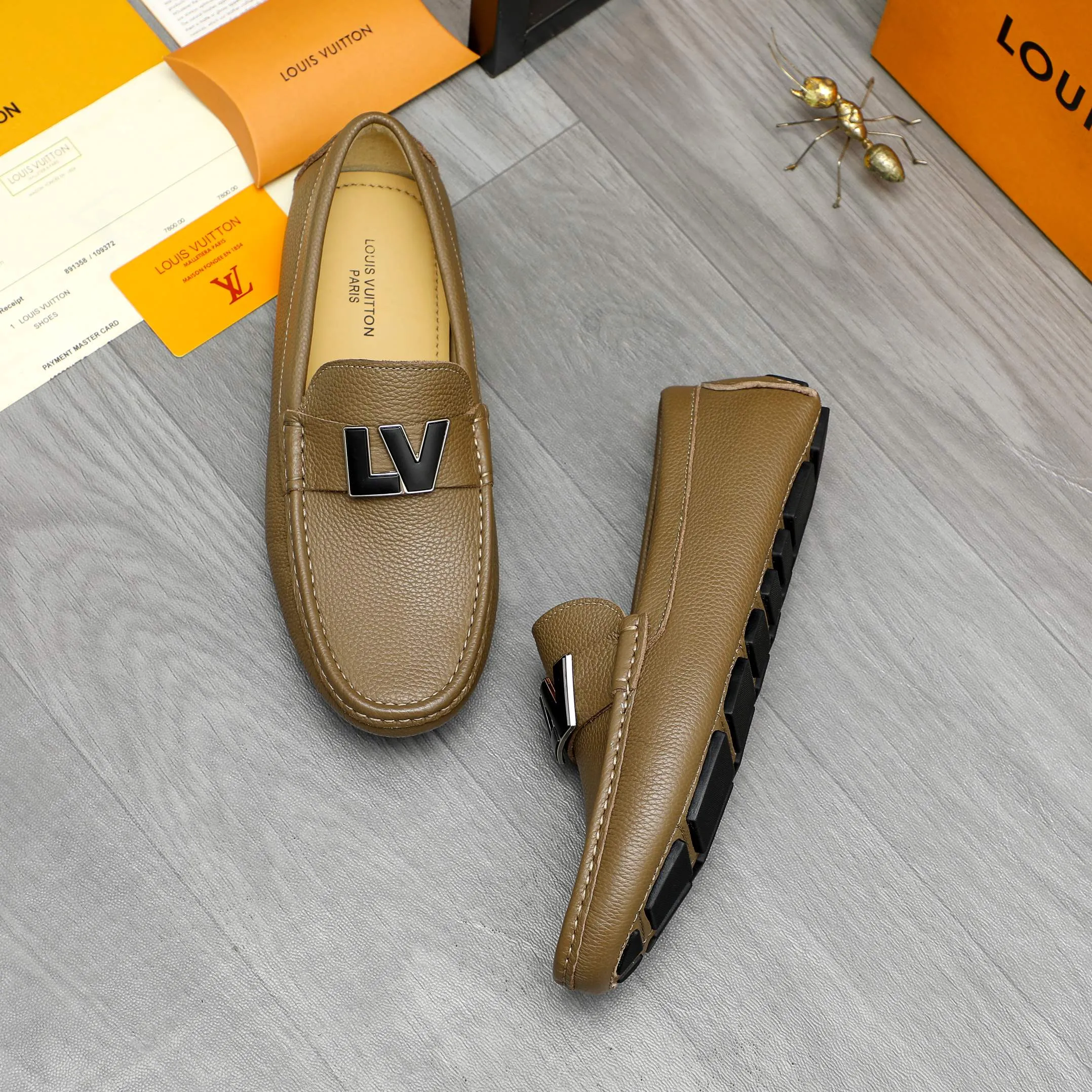 Men's shoes 💰420 Product trademark: LV "Louis Vuitton" casual slip-on shoes Regular size: 38-46 (45.46 custom-made, non-returnable) Product materials: Selected pebbled cowhide upper, sheepskin lining, original rubber outsole